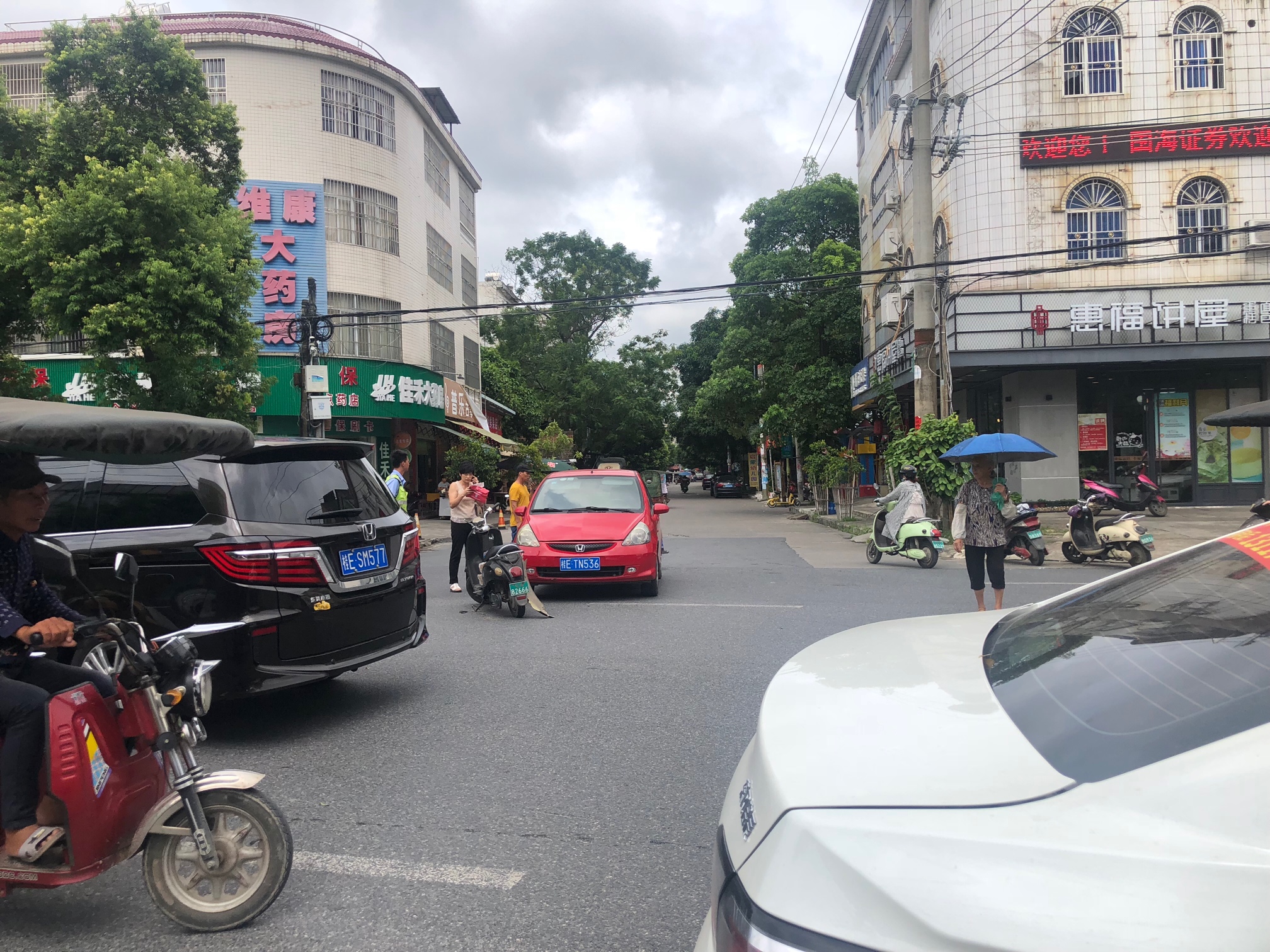 合浦延安路电车小车相撞电车车主倒瘫在地